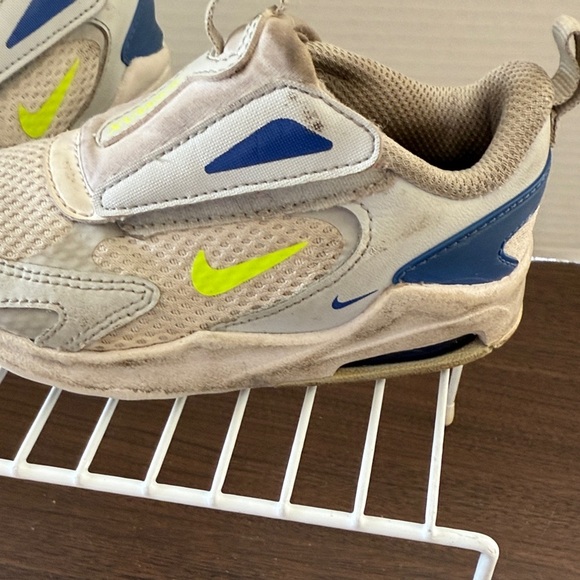 Nike Kids Sneakers in Beige and Blue with Neon Accents Size 7 Children's Shoes - Picture 4 of 7